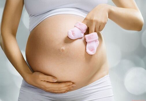 Una mujer embarazada le da papilomas a su bebé